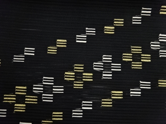  絽綴れ斜線に四角模様織出し名古屋帯